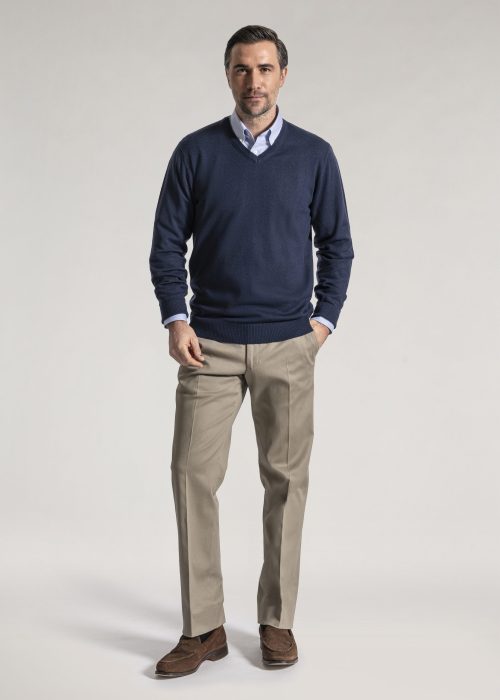 Men's v neck merino sweater in navy